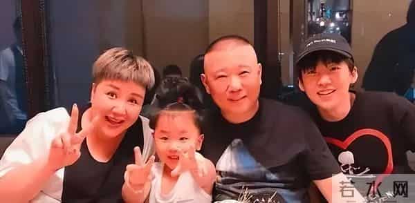 郭德纲小儿子胖到没脖子,和妈妈一个模子,10岁戴耳钉看着不好惹