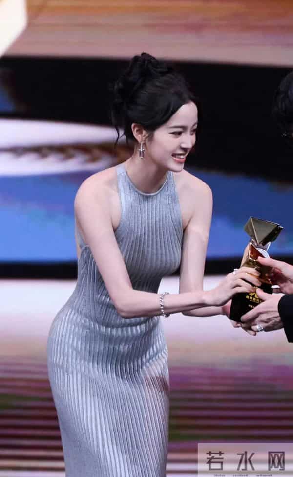 欧阳娜娜这身银色露肩裙配盘发造型,可谓“千金美学”的顶级示范