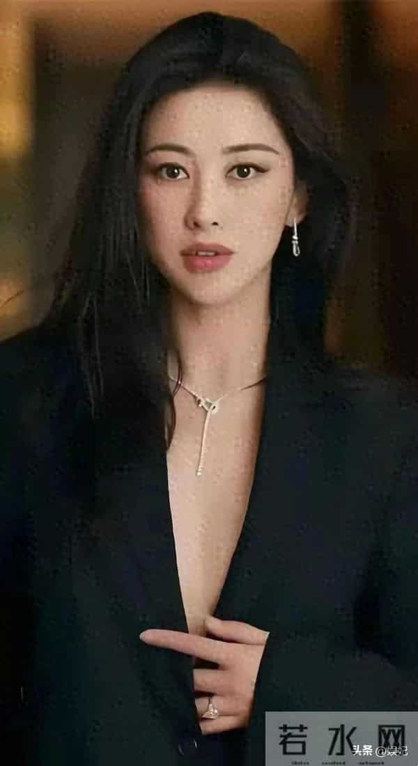 朱珠竟然真空出行边走边喝饮料 这厚度这粗度还有腰身 这样穿舒服吗