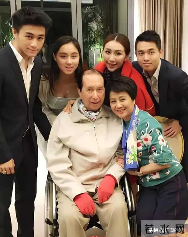 65岁梁安琪脸上一个皱纹都没有 不输20岁大学生 有钱人保养的就是好