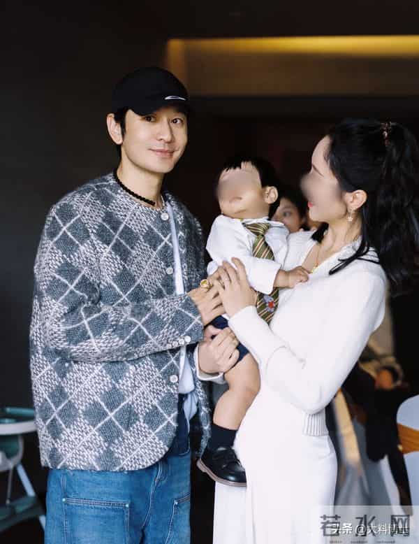 黄晓明一家四口参加生日宴，一大家子颜值都高！小海绵总缠着奶奶