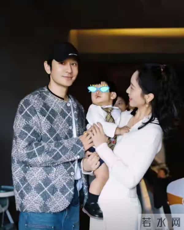 黄晓明一家4口参加亲戚家宝宝周岁宴，小海绵被奶奶搂在怀中