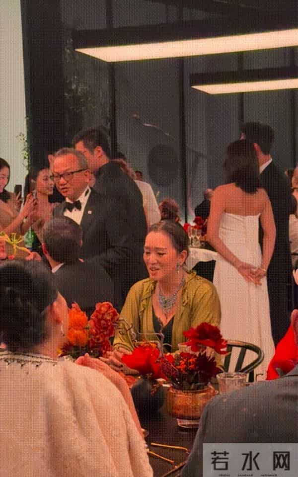 巩俐一头银发现身晚宴！从容老去拒绝修饰，真实状态最美！