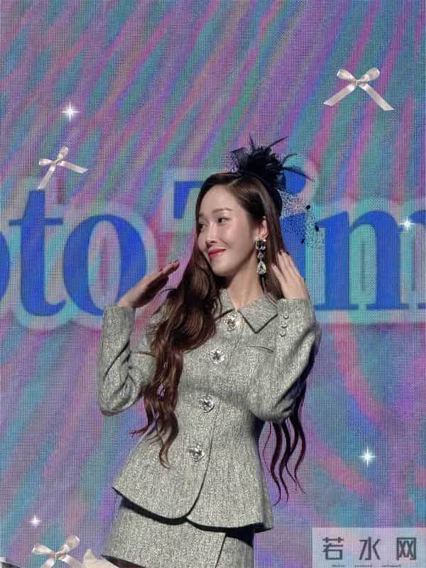 郑秀妍最新照大胆的肉色丝袜银色高跟鞋依旧宝刀不老