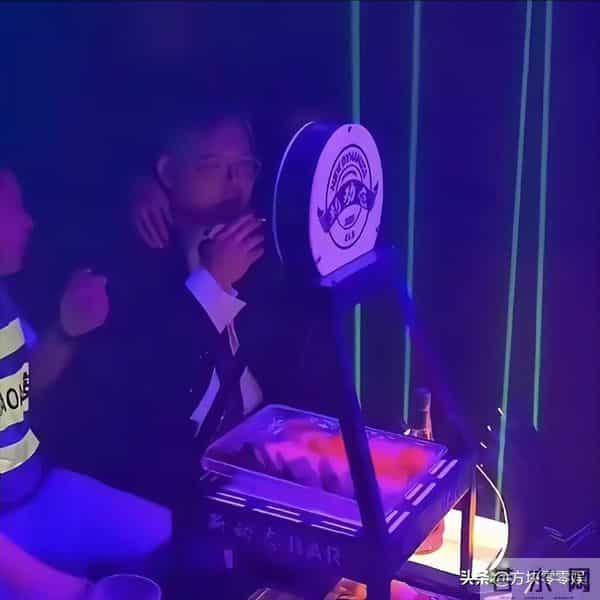 向佑彻底没救了！现身酒吧胖又颓，烟酒不离手 女伴肥腻不如郭碧婷