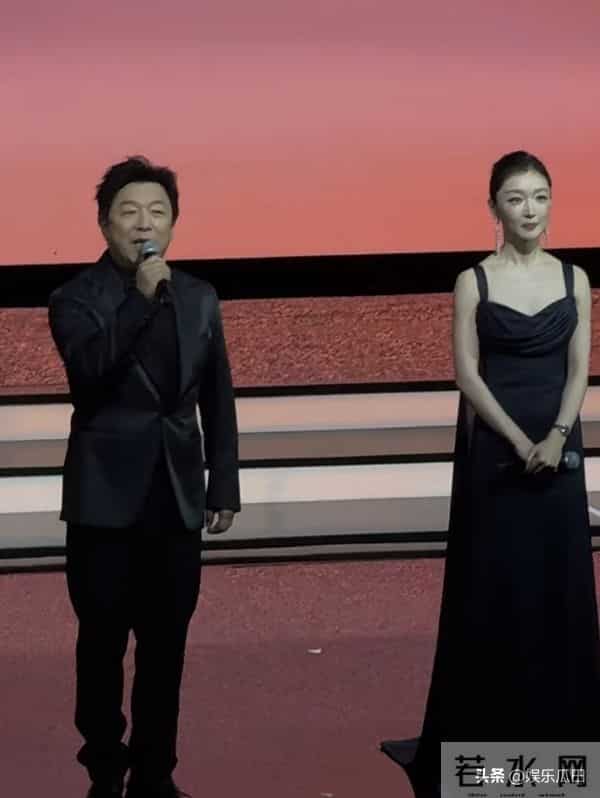 今晚的周冬雨太美了，大光明配蓝色拖尾吊带裙 端庄典雅 自信又迷人