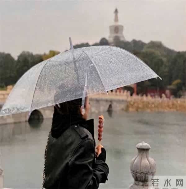 59岁巩俐现身北京公园，满脸皱纹头发凌乱喝酸奶吃糖葫芦超接地气