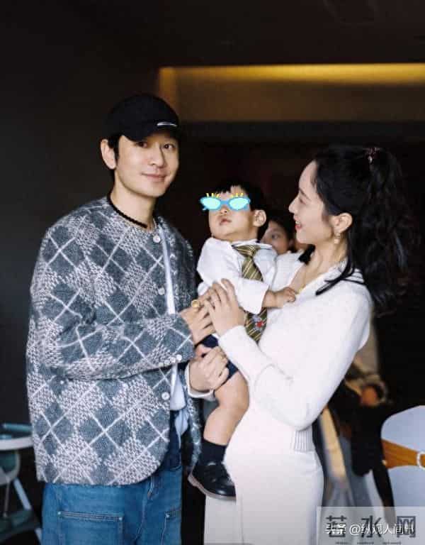 黄晓明一家参加生日宴，小海绵黏奶奶不理爹，站C位大长腿好显眼