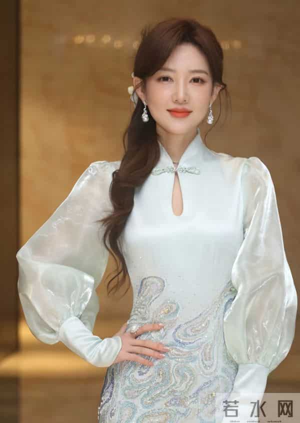 郭玮一袭新中式穿搭，波浪编发搭配浅绿旗袍尽显典雅国风