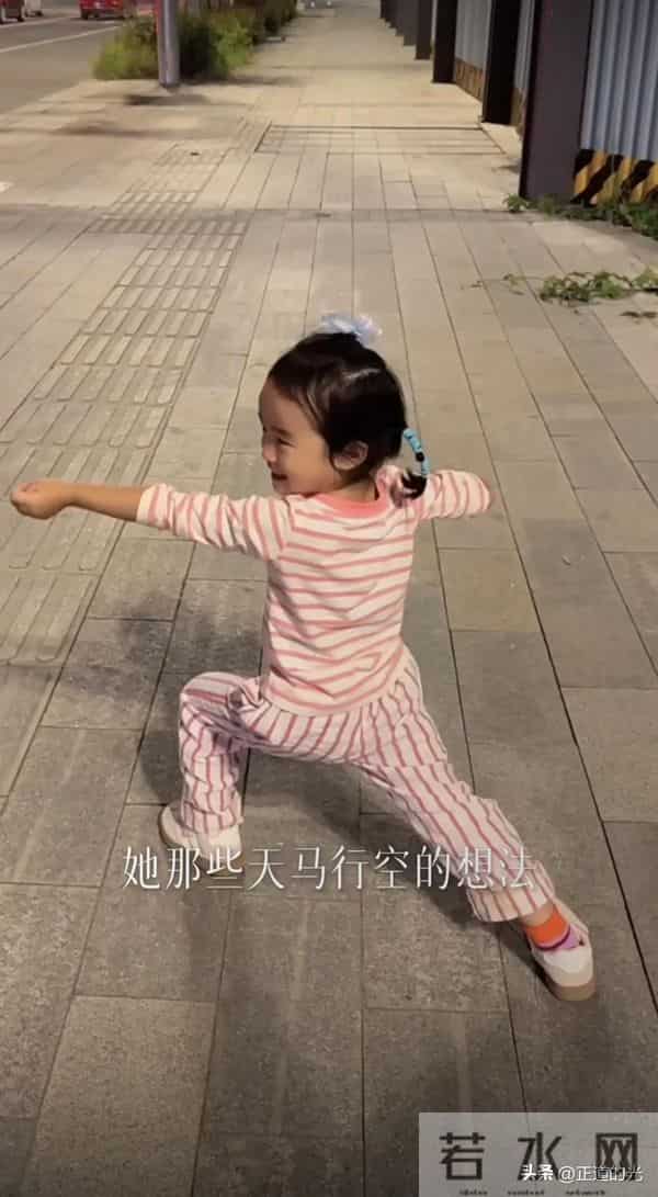 海哈金喜和李亚鹏离婚后 3岁女儿首出镜 情绪低落 长大想成为舞蹈家