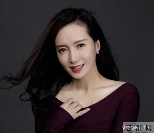 她是实力派演员,父亲截肢母亲瘫痪双双离世,丈夫是她的力量