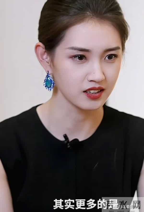 看到郭宇欣跑龙套旧照,站杨紫身边一点不输,才知啥叫小红靠捧