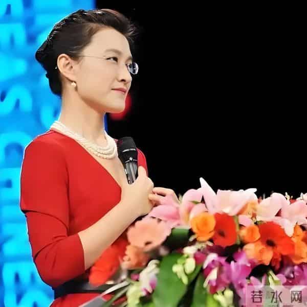 被要求滚出主持界，沦为众矢之的，54岁央视主持董倩做错了什么