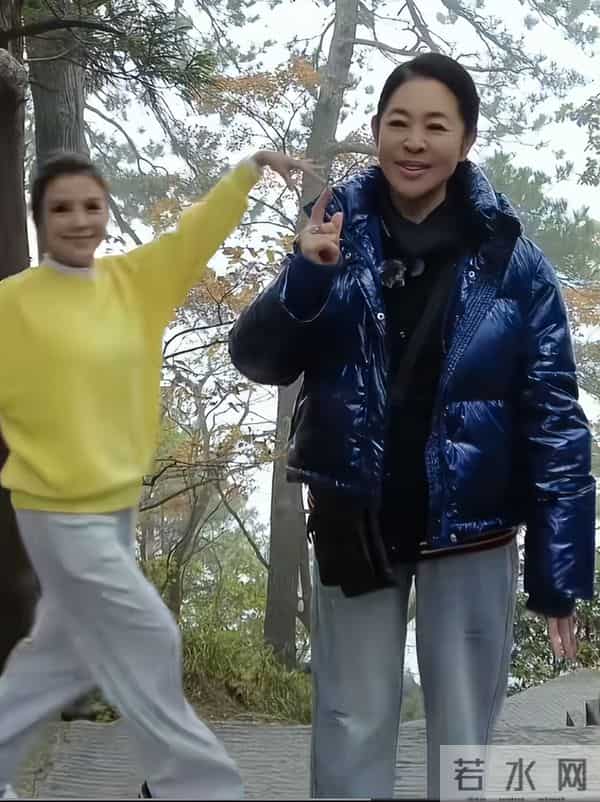 66岁倪萍回应整容传闻,曾卧床3年不动, 如今徒步上山令人羡慕