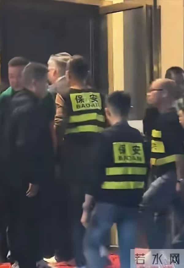 向佑高调亮相南昌酒吧,搂着女友烟酒不离手!向太的评价太准确了