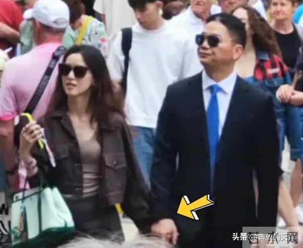 刘强东牵手章泽天逛街，章泽天拎爱马仕包，他俩真般配！