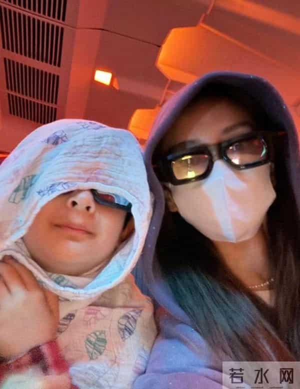 黄晓明带儿子参加生日宴!小海绵被奶奶搂在怀中,8岁大长腿随妈