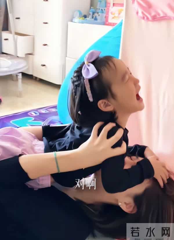 海哈金喜离婚后晒女儿！3岁夏夏哄妈妈开心，新家一地玩具显拥挤