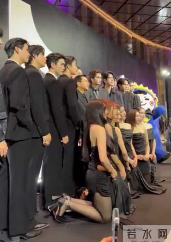 众艺人合照「女星被叫前排下跪拍照」!男星爽站后排 影片曝光掀众怒