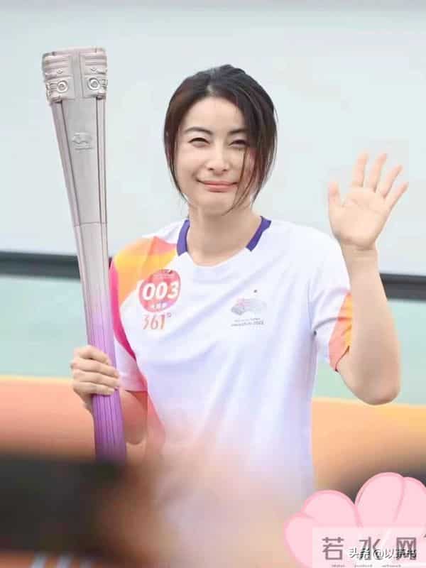 霍家人全运会为郭晶晶喝彩，霍启山与叔叔坐一起，为何不见霍启刚