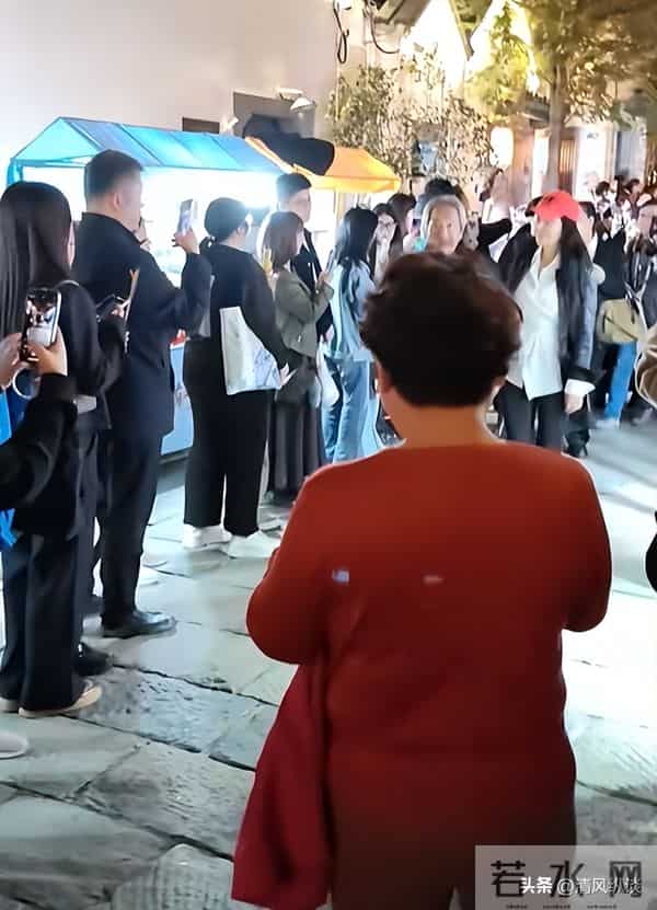 79岁王奎荣弯腰驼背, 小37岁娇妻罕见露脸, 一个动作暴露两人的感情