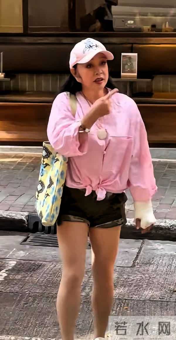 75岁刘晓庆扮嫩大获好评-网友直夸这也太年轻了，就像45岁