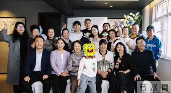 黄晓明一家4口参加亲戚家宝宝周岁宴，小海绵被奶奶搂在怀中