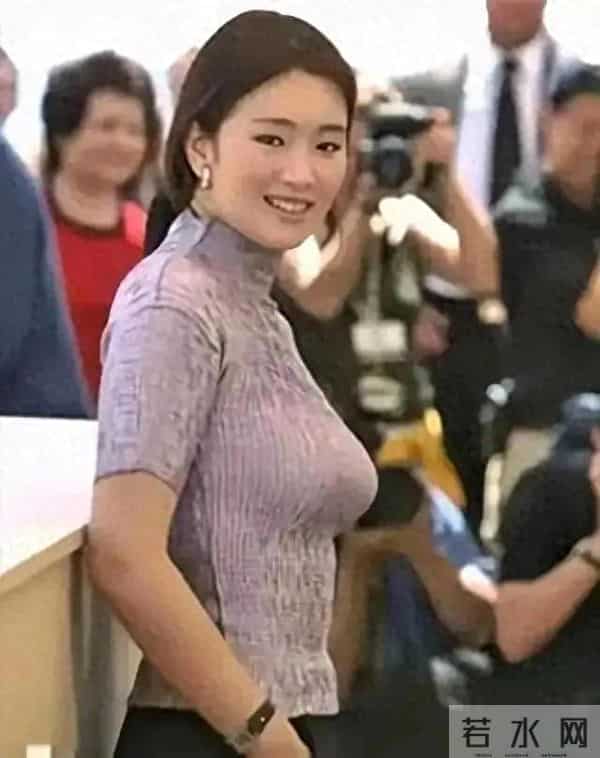 天呐!巩俐这身材太惊艳了,胸围几乎到肚脐,状态却依旧十分亮眼