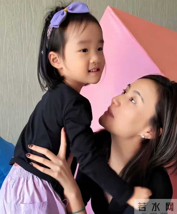 海哈金喜离婚后晒女儿！3岁夏夏哄妈妈开心，新家一地玩具显拥挤