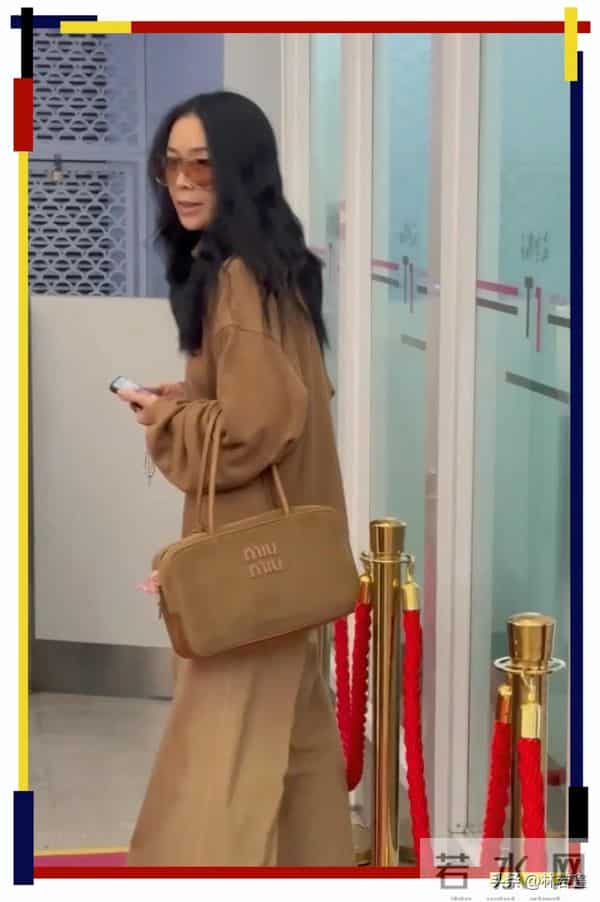 57岁那英，现身长沙机场被偶遇，一身休闲装扮，松弛感十足！