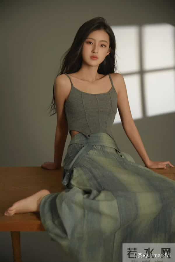 美人胚子 张婉儿 且自带仙气的 妈生脸 精致五官如小巧琼鼻 标志性梨涡