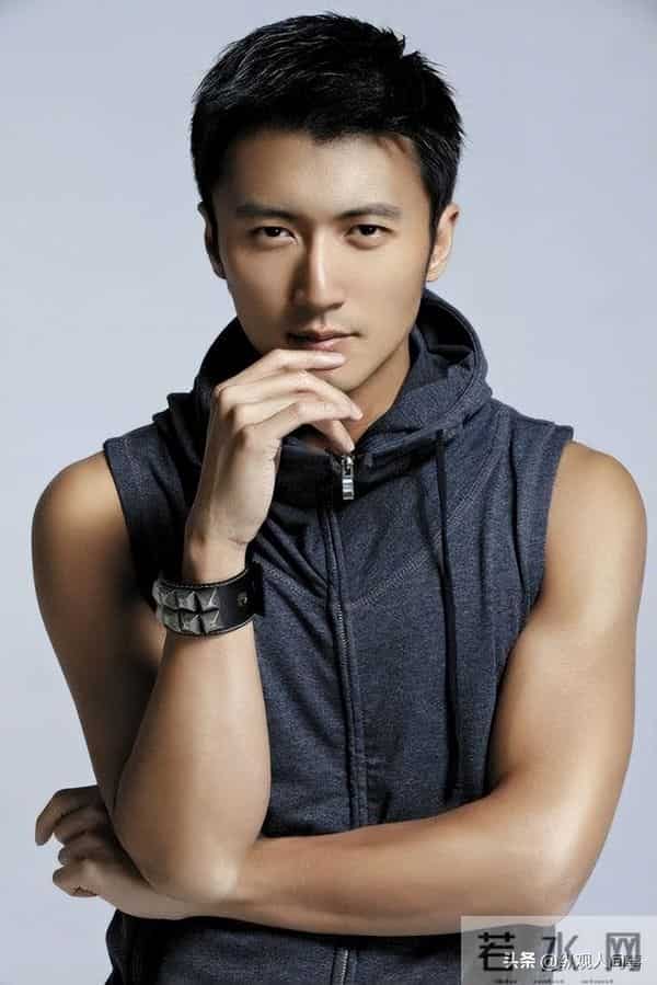 霍汶希曝英皇负债仍坚挺的真相：杨受成像爸爸，艺人全都是一家人