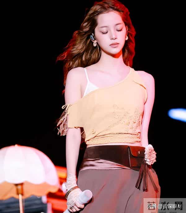 欧阳娜娜不愧是留洋回来的穿衣就是要开放些