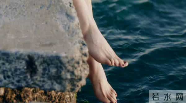 张馨予裸足美照