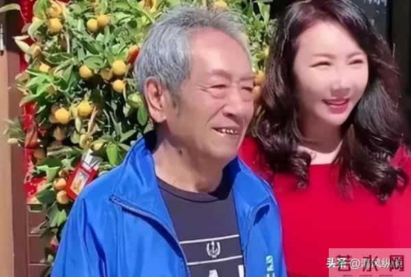 79岁王奎荣弯腰驼背, 小37岁娇妻罕见露脸, 一个动作暴露两人的感情