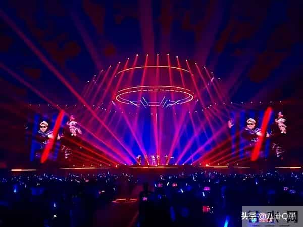 贪污上亿、假慈善？被实名举报的韩红，为何在演唱会上忍不住痛哭