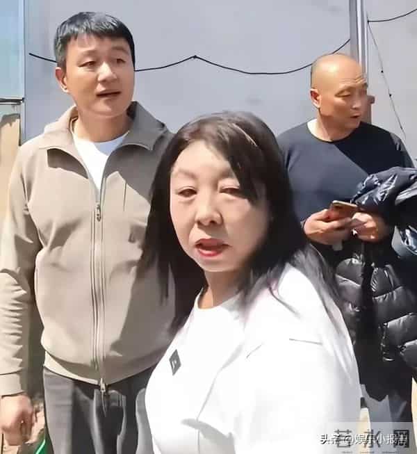 佟大为近况:生活低调,46岁头发稀疏显老气,老婆年轻很会保养