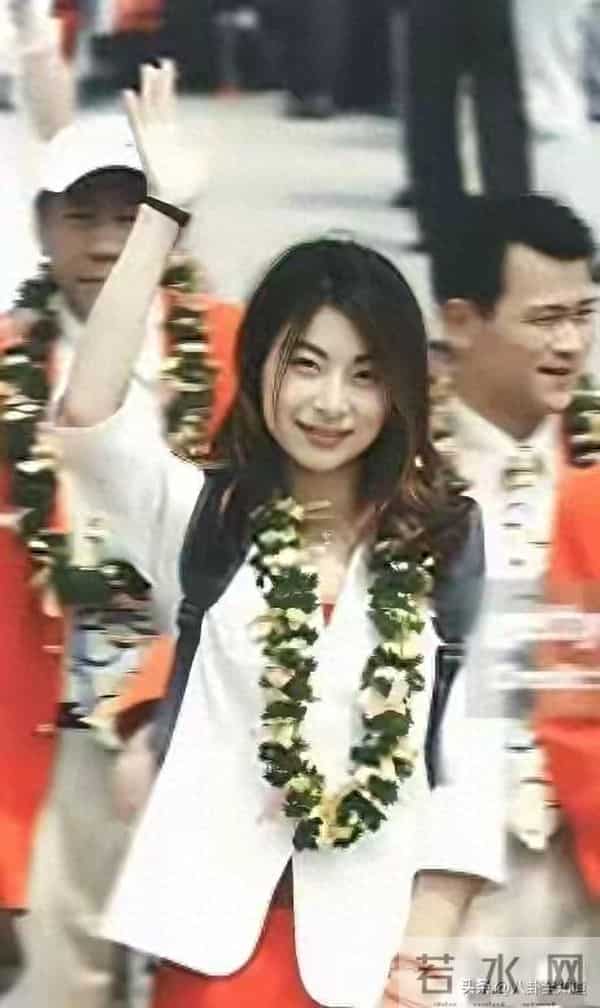 当年郭晶晶夺冠后是这样子访港的,难怪霍家大公子挪不开眼睛了