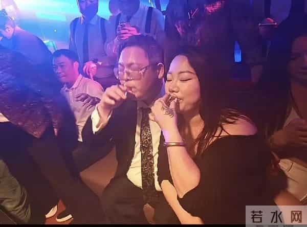 向佑高调亮相南昌酒吧,搂着女友烟酒不离手!向太的评价太准确了
