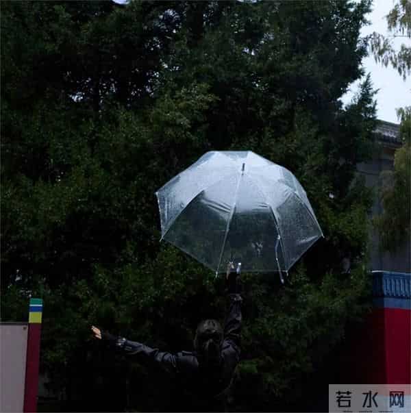 59岁巩俐现身北京公园，满脸皱纹头发凌乱喝酸奶吃糖葫芦超接地气