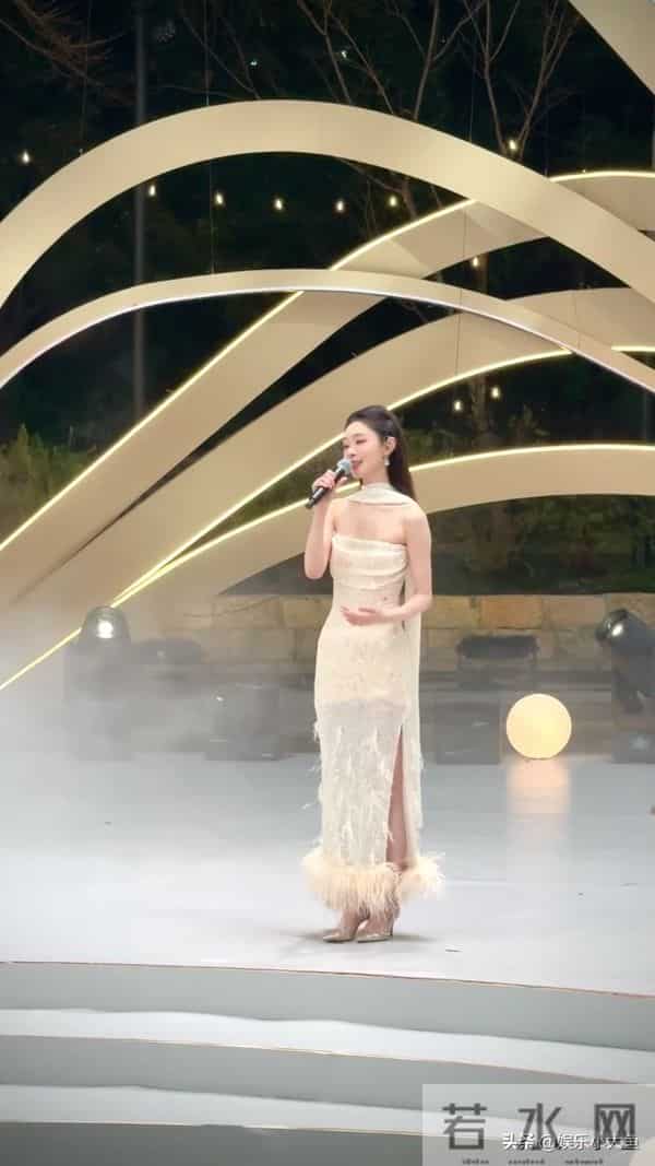 宋轶最新活动照，一袭白色薄纱羽毛裙，布灵布灵的，美得不可方物