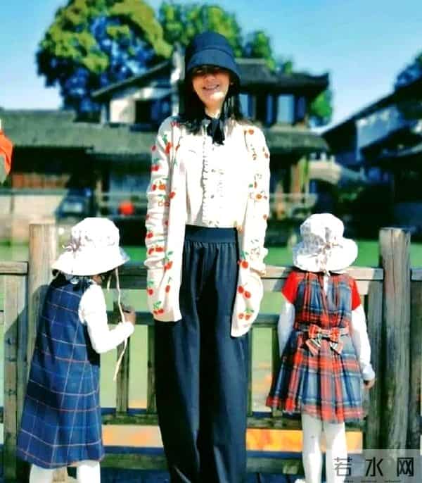 谢娜崩溃了，发长文哭诉三个女儿轮流生病住院，真实婚姻状况曝光