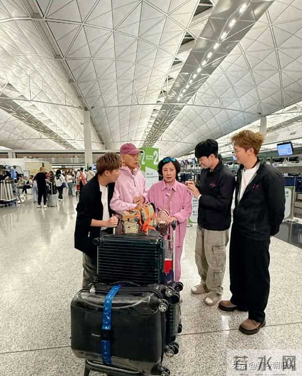 汪明荃罗家英现身机场,夫妻俩身穿粉色情侣装,好恩爱。