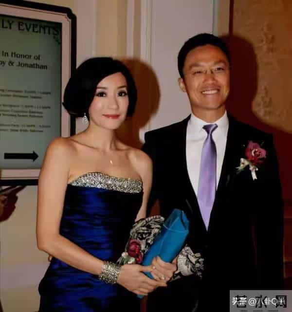 她宁愿单身也不接受谢霆锋,转身嫁豪门生4娃,如今46岁幸福美满