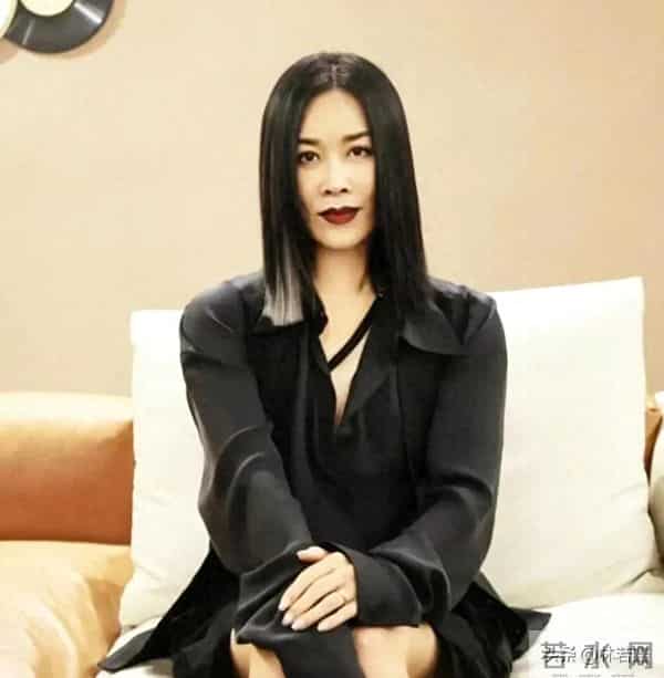 57岁那英，现身长沙机场被偶遇，一身休闲装扮，松弛感十足！