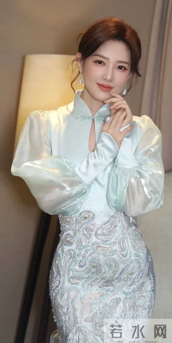 郭玮一袭新中式穿搭，波浪编发搭配浅绿旗袍尽显典雅国风