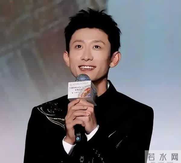 被“发腮”的张一山惊艳，33岁终于长开，网友：杨紫得避嫌了