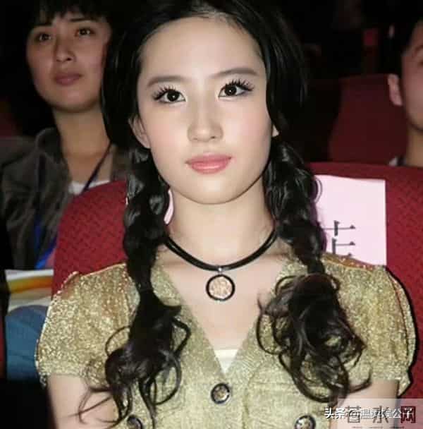 天啊！看到林志玲和小13岁刘亦菲同框，才懂王晶为啥说她很一般了