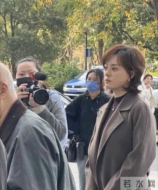 面相全变了！再看42岁蒋欣和43岁孙俪，才明白两人“差别”在哪里