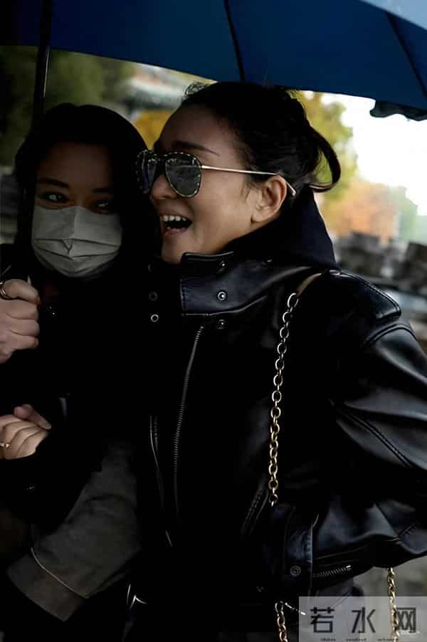 59岁巩俐回国出席活动,看了她的生图,才知道77岁法国老公没说谎